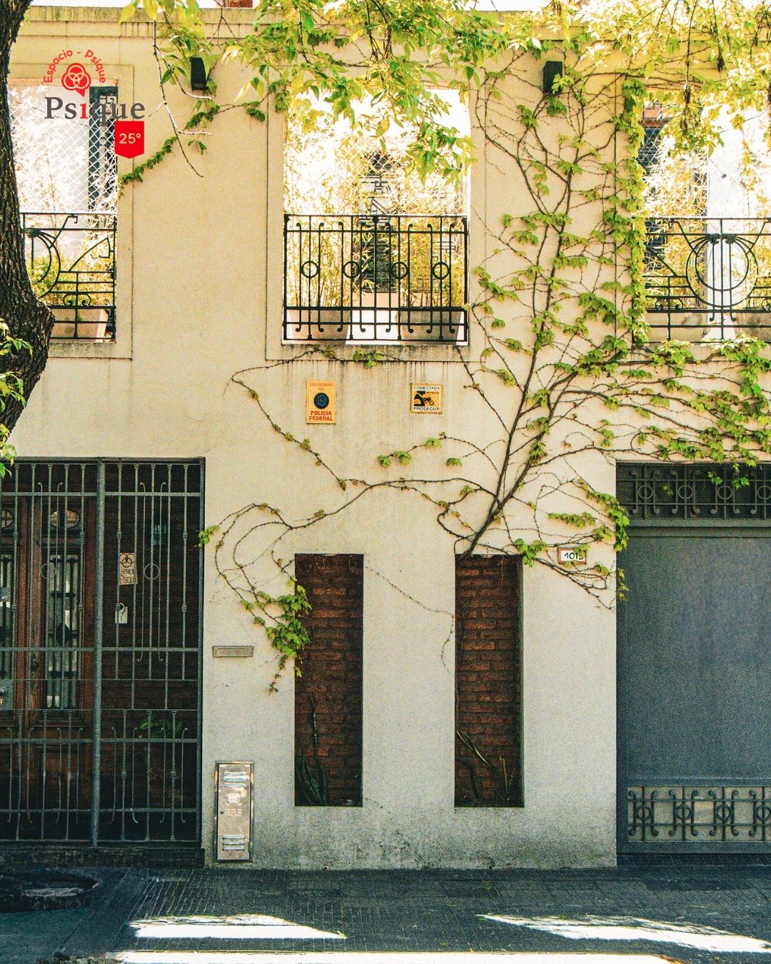 La fachada de la casona de Espacio Psique, cubierta por una enredadera