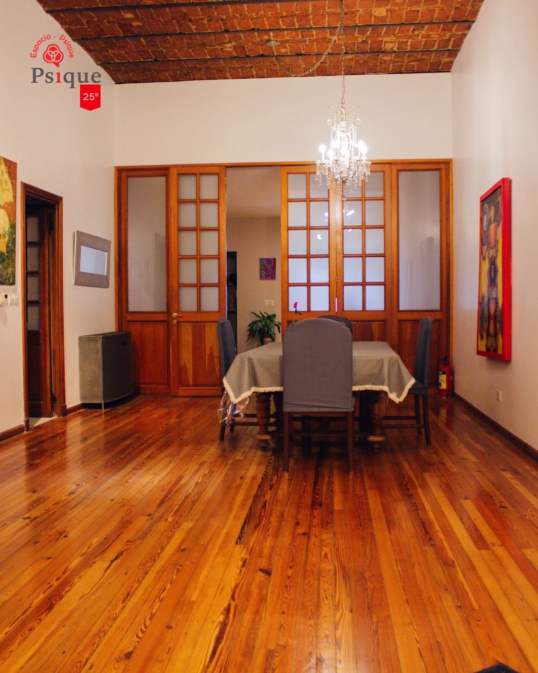 El salón principal, con piso de pinotea, techo de bovedilla y puertas vidriadas